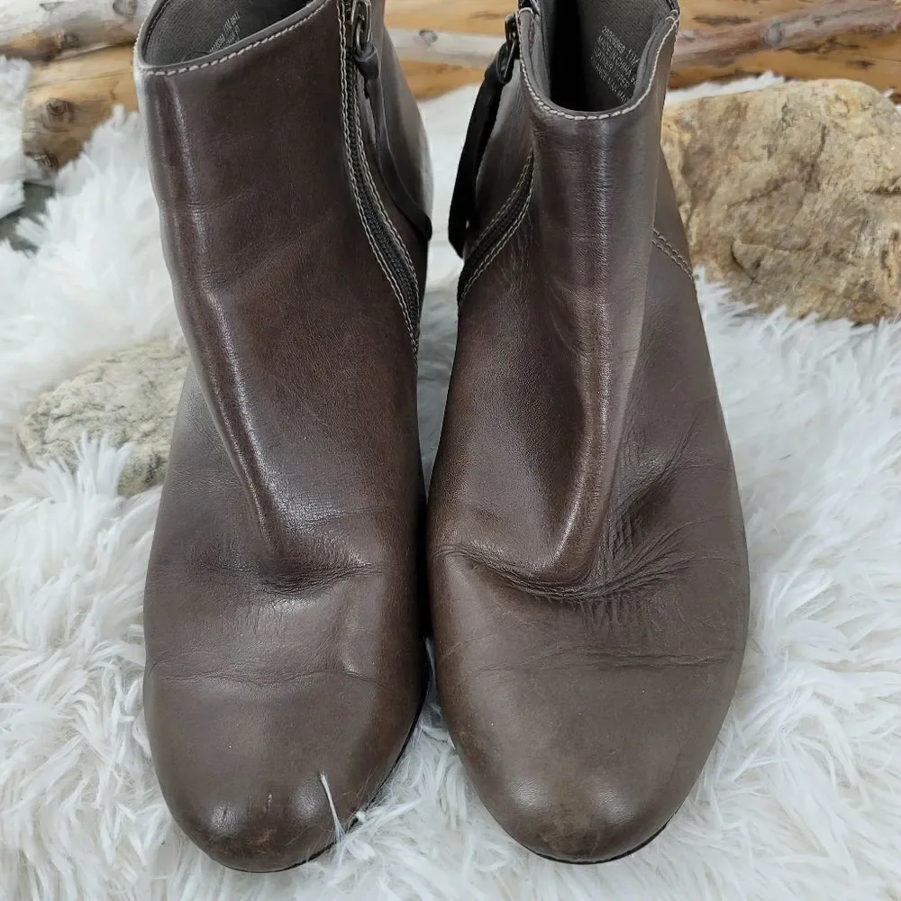 Clarks brown short wedge booties (U) - Picture 2 of 12
